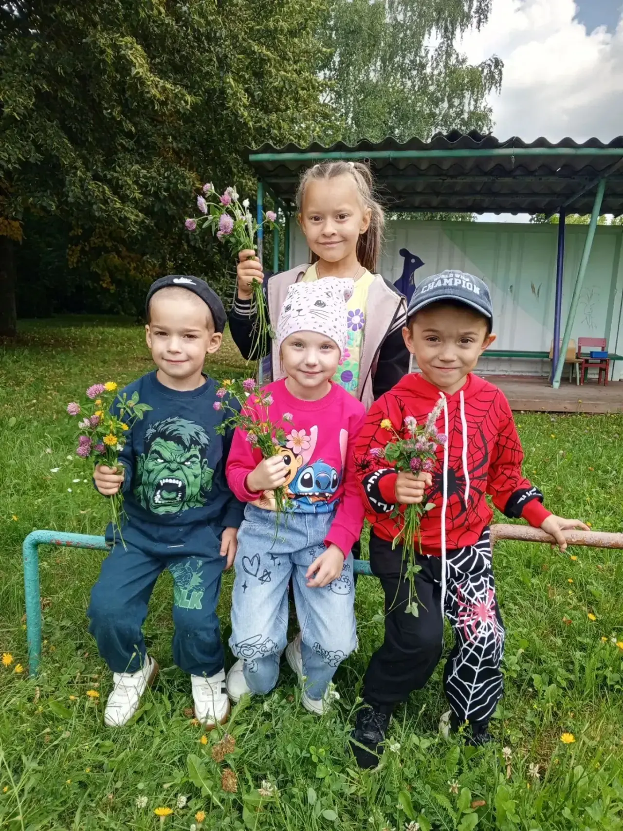 Новости дошкольного отделения ✨ 

💐 Творческое эко-занятие в разновозрастной группе - аппликация на