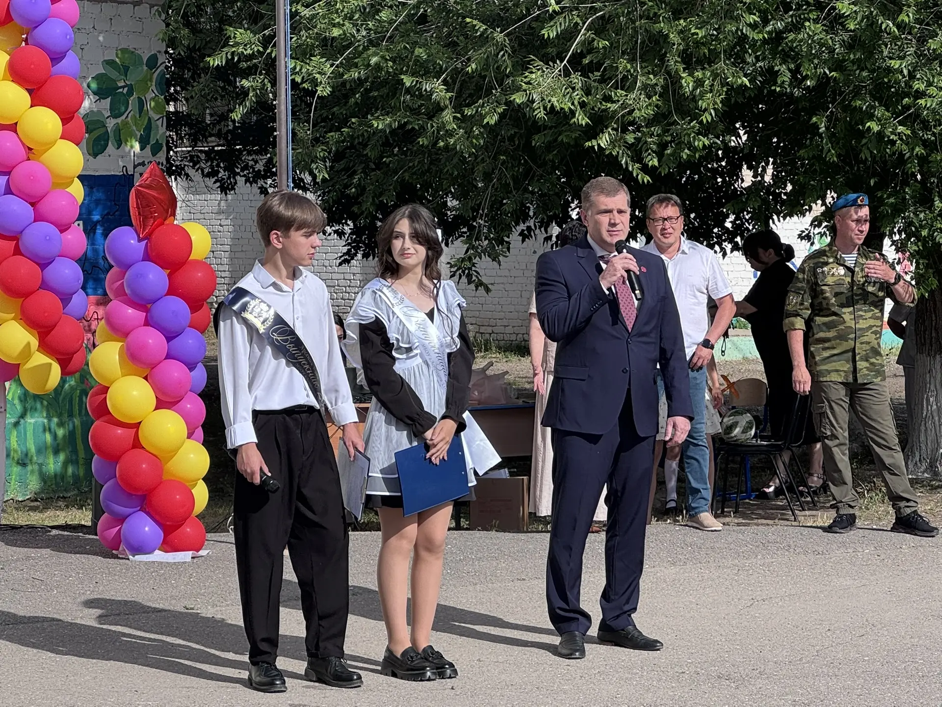 Сегодня вместе с выпускниками средних общеобразовательных школ №66 и №39 разделил одно ...