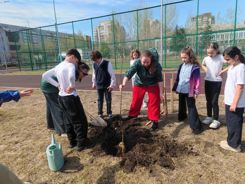 Акция "Сад Памяти"  🌳 Ребята 3 Е класса совместно с третьекурсниками Института лесных технологий Сиб