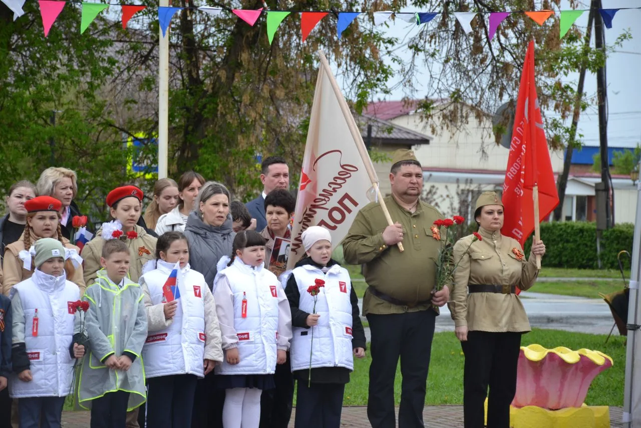 🇷🇺 В День Победы  ученики нашей школы приняли участие митинге и в торжественной церемонии возложении