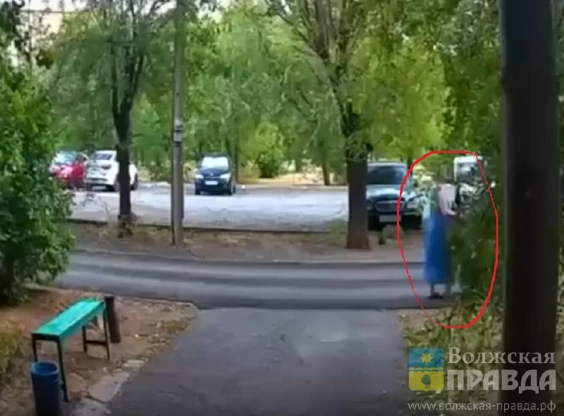 В Волжском 16-летняя самокатчица, наехавшая на маму с коляской, вышла на связь с пострадавшими.

Об 