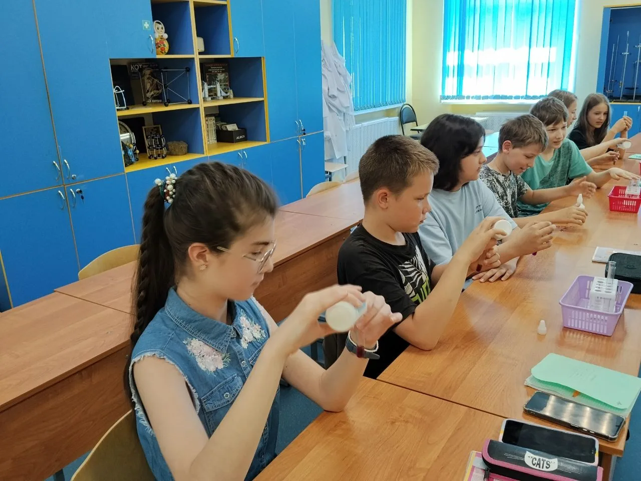 👫👫👫 Если встретите у нас в «Академии» группу ребят в лабораторных халатах или даже в повседневной