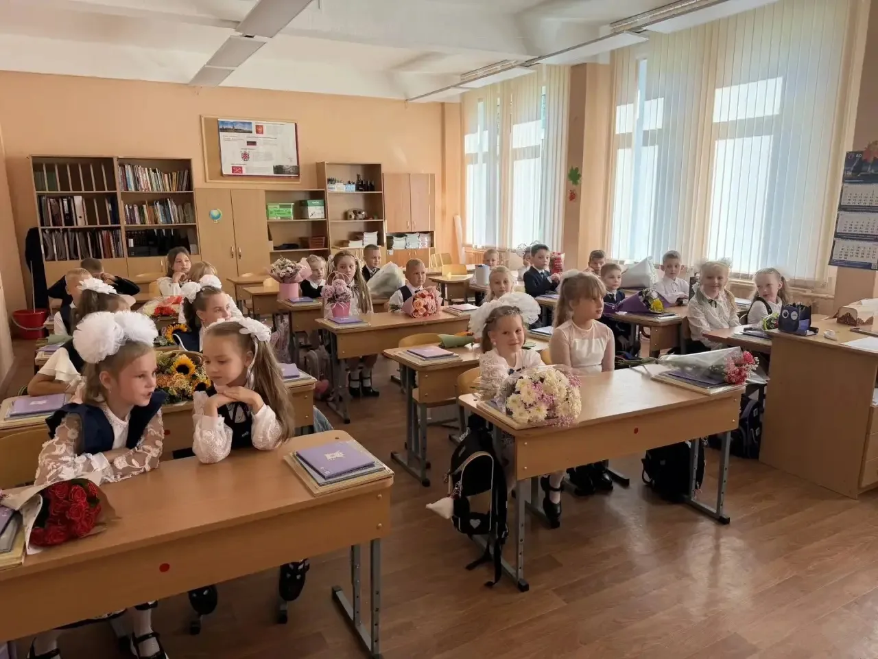 🎉 1 сентября в нашей школе прошли классные часы «Разговоры о важном» и классные часы, ...