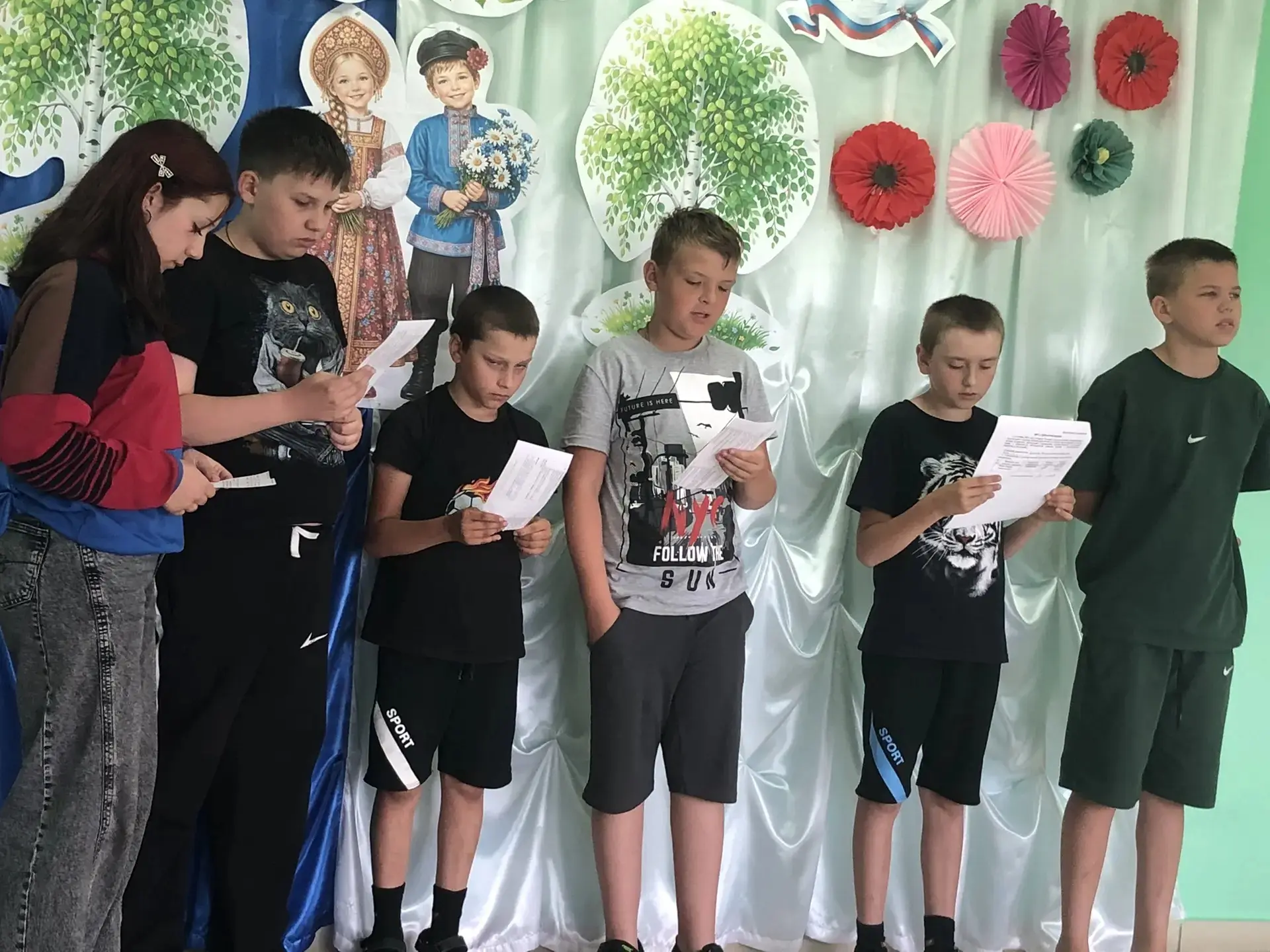 17.06. День памяти и скорби. После завтрака ребята отправились на  уборку территории памятника. Проп