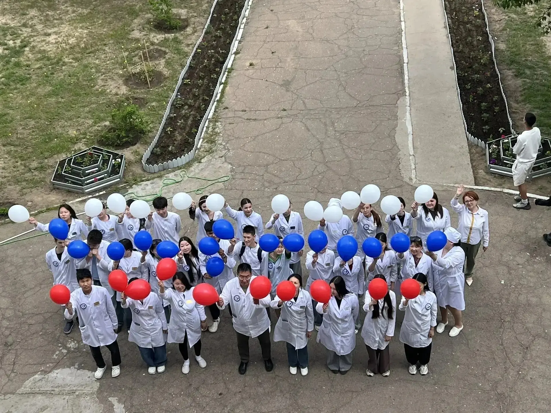 11 июня в РБМК им. Э.Р. Раднаева прошла торжественная линейка посвящённая Дню России.

Все дружно ис