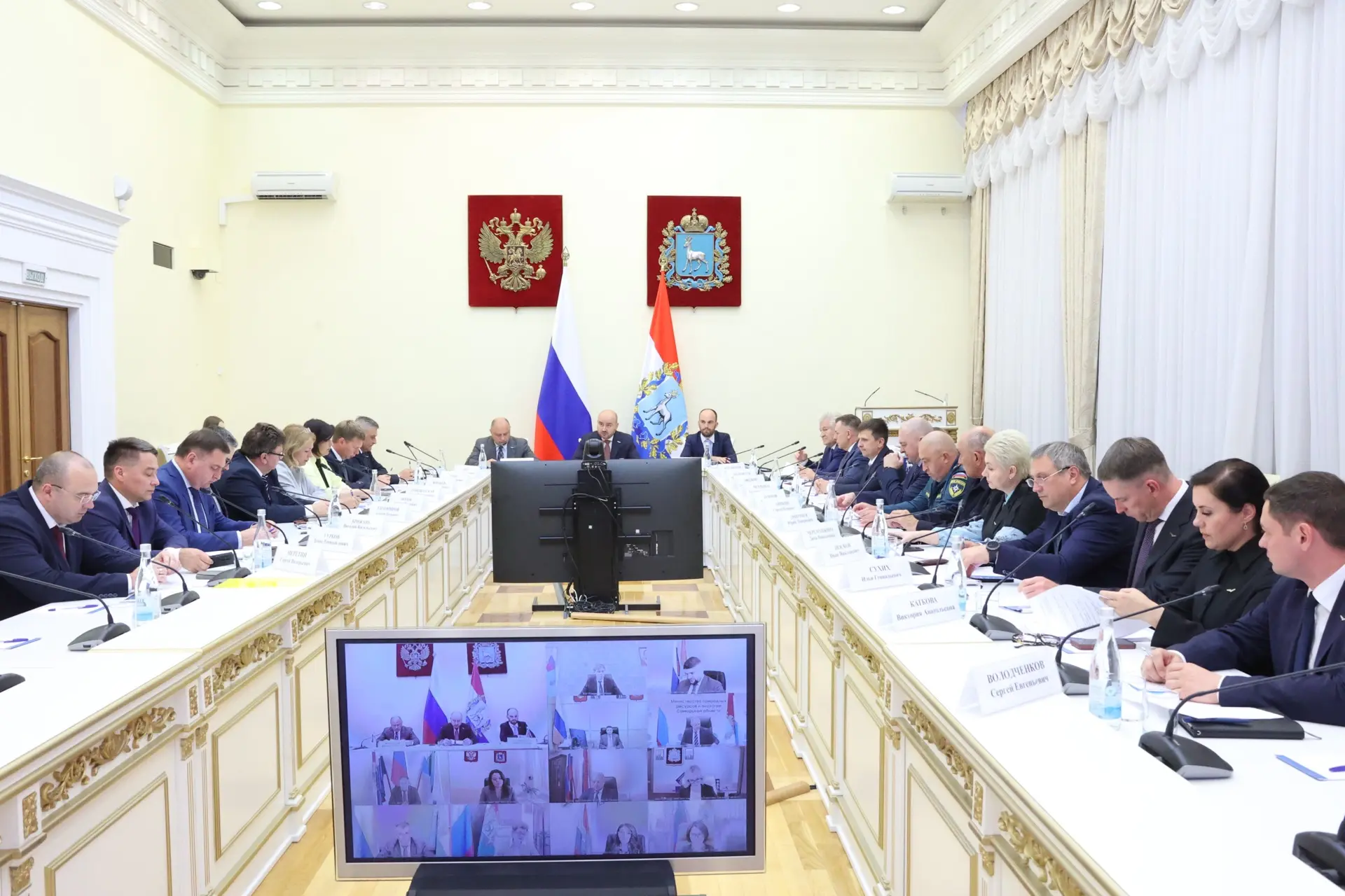 Провел в открытом режиме оперативное совещание в Правительстве региона