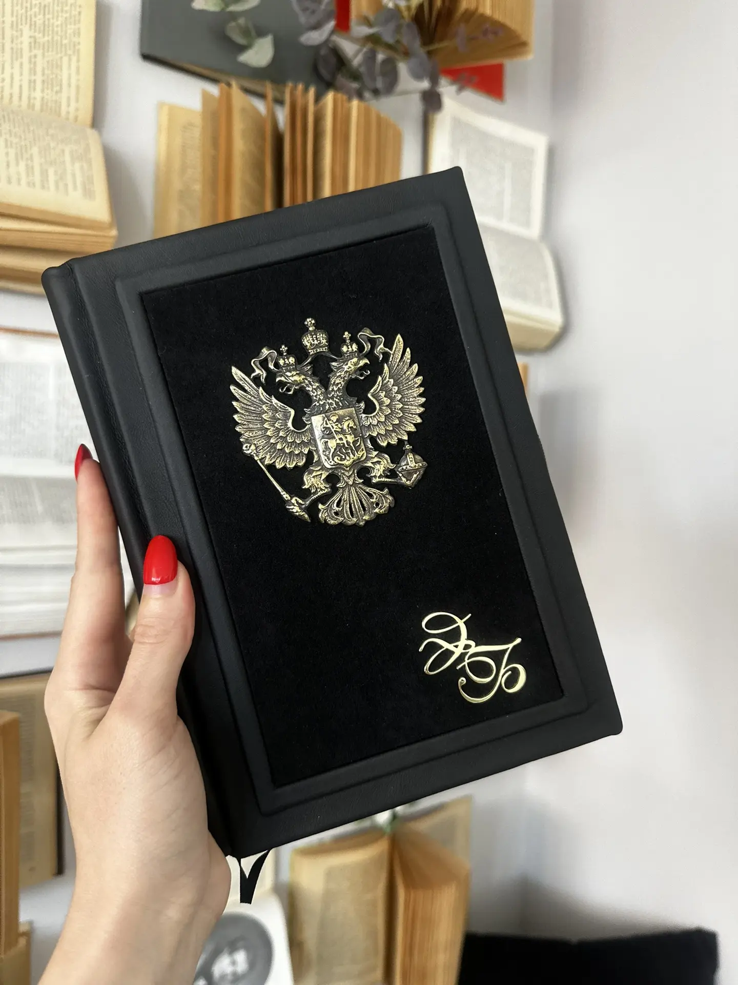 Натуральная кожа, алькантра, бронзовый герб и латунные инициалы 🖤 

Дорого. Стильно. Не для всех.