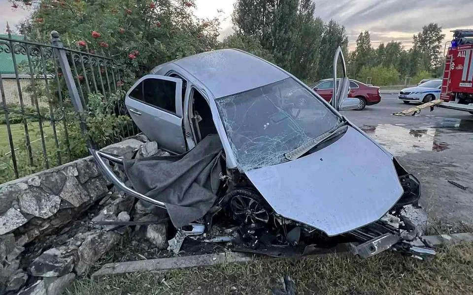 Погиб водитель иномарки, врезавшейся в ограждение кафе в Воронеже