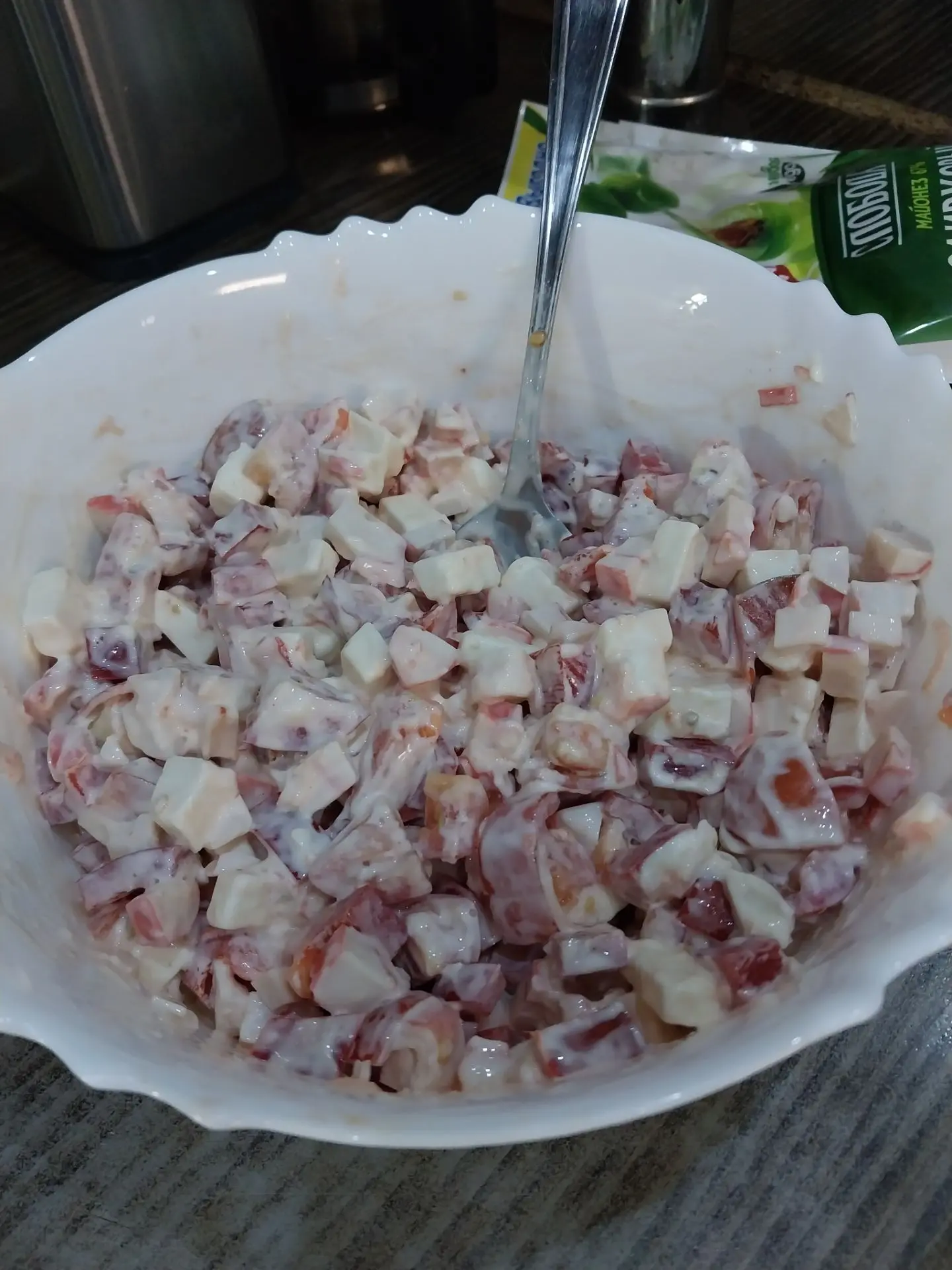Продолжаем осваивать нескончаемый урожай помидоров 🍅.  Салат из помидоров, болгарского...