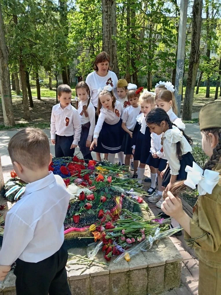 Воспитанники группы "Одуванчики" возложили цветы к памятнику "Воронежцам, погибшим при исполнении во