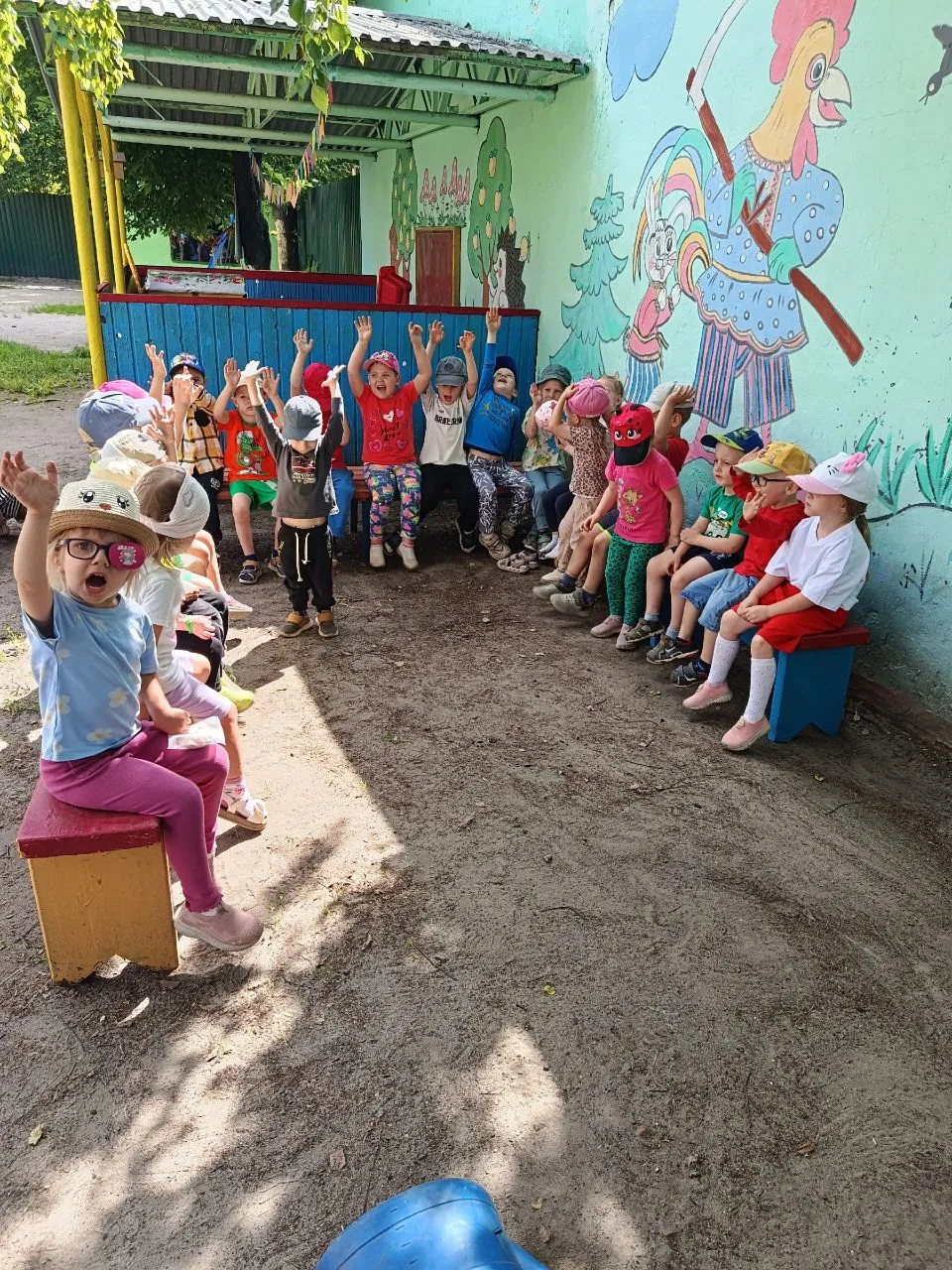 🎉 День рисунков на асфальте — прошёл на ура! 🎉
Наши малыши надевали маски и становились пчёлками �