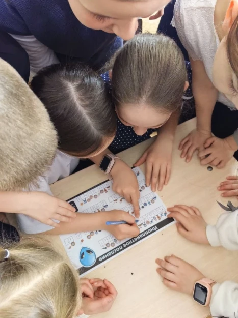 Учащиеся 3 "А" класса приняли участие в Квесте "Космодень".    Отряд  "Земляне," выполнили все задан