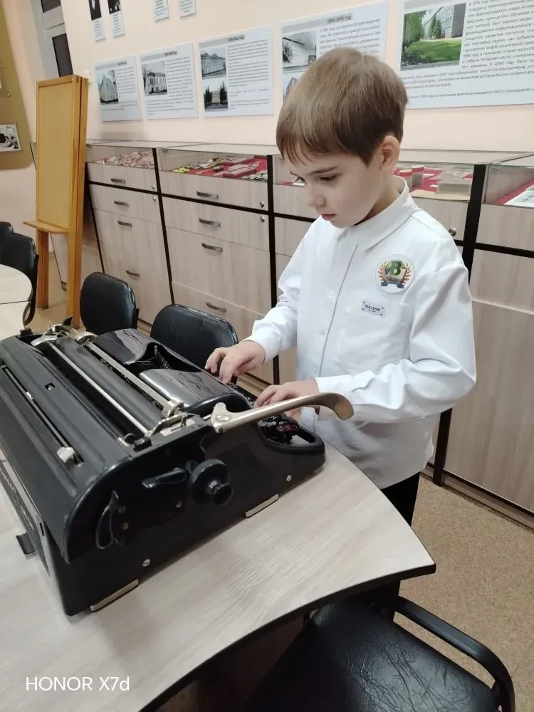 💬 Печатная машинка: прошлое и настоящее  Первоклассник Дима Фатеев, частый гость школьного музея, вы