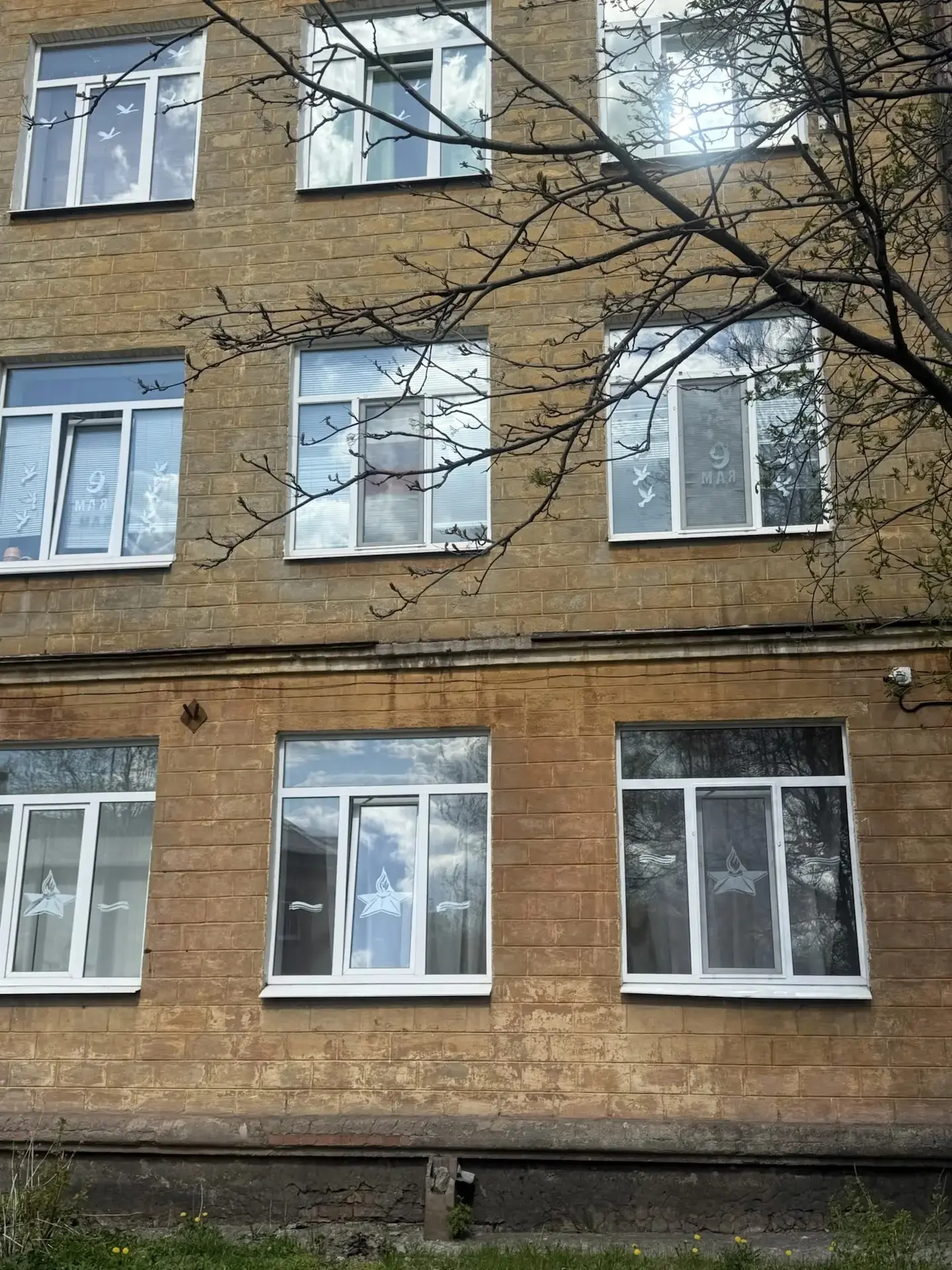 АКЦИЯ "ОКНА ПОБЕДЫ" 

В преддверии великого праздника — Дня Победы, мы украсили окна нашей школы и п