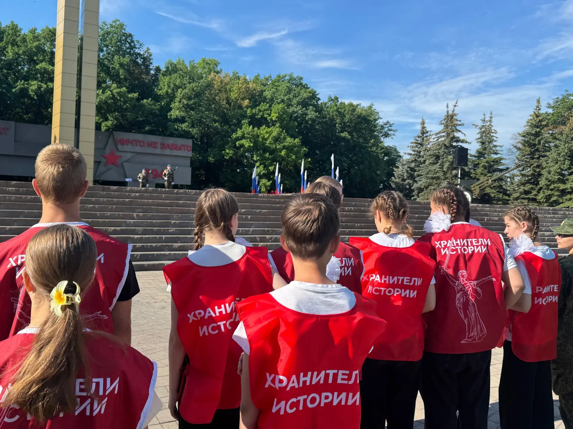 Сегодня, 22 июня, в День Памяти и Скорби, наша школа, как и вся страна, склонила головы перед величи