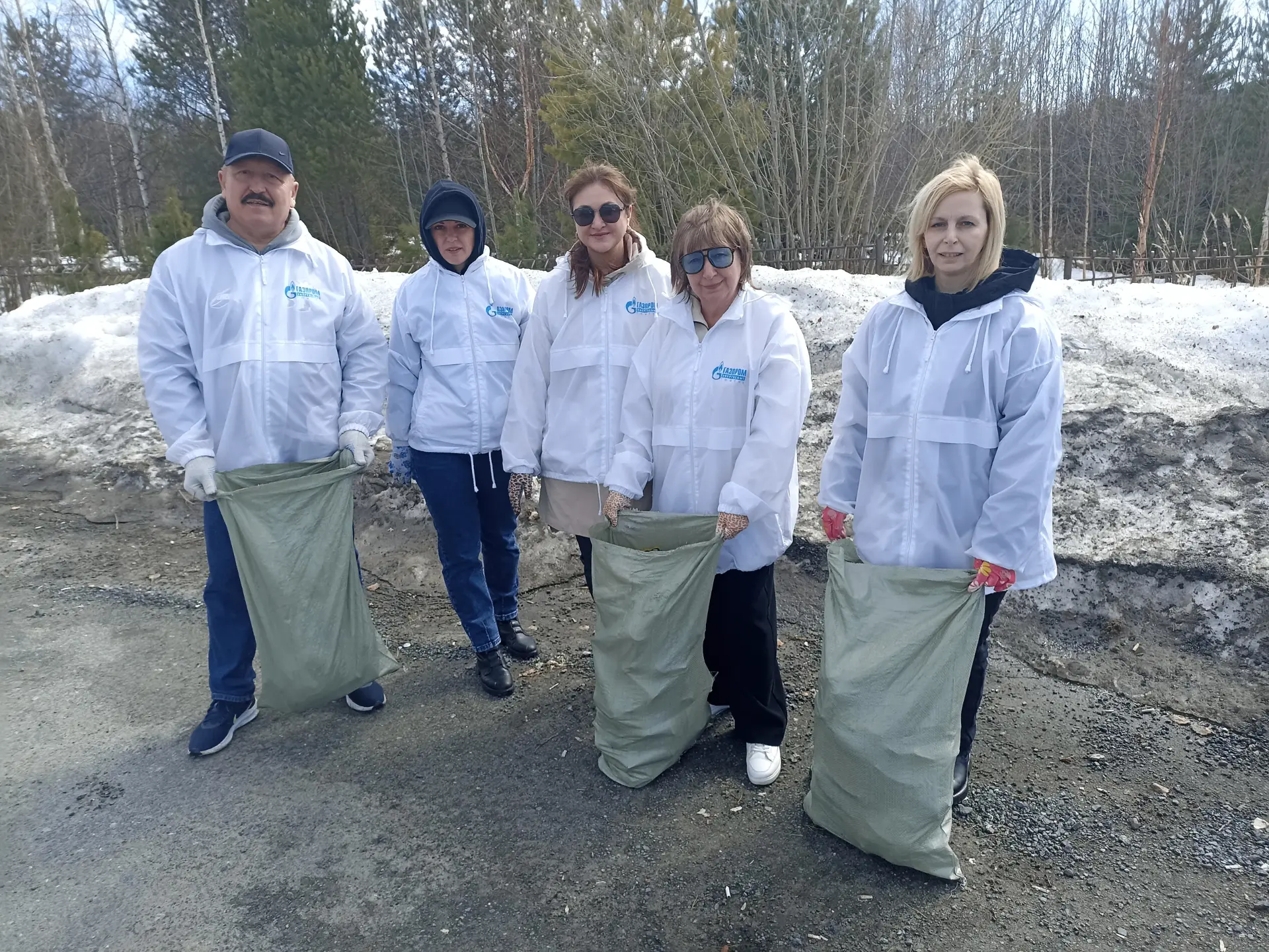 Волонтеры-энергетики вышли на субботники в городах присутствия АО «Газпром энергосбыт Тюмень» сразу 