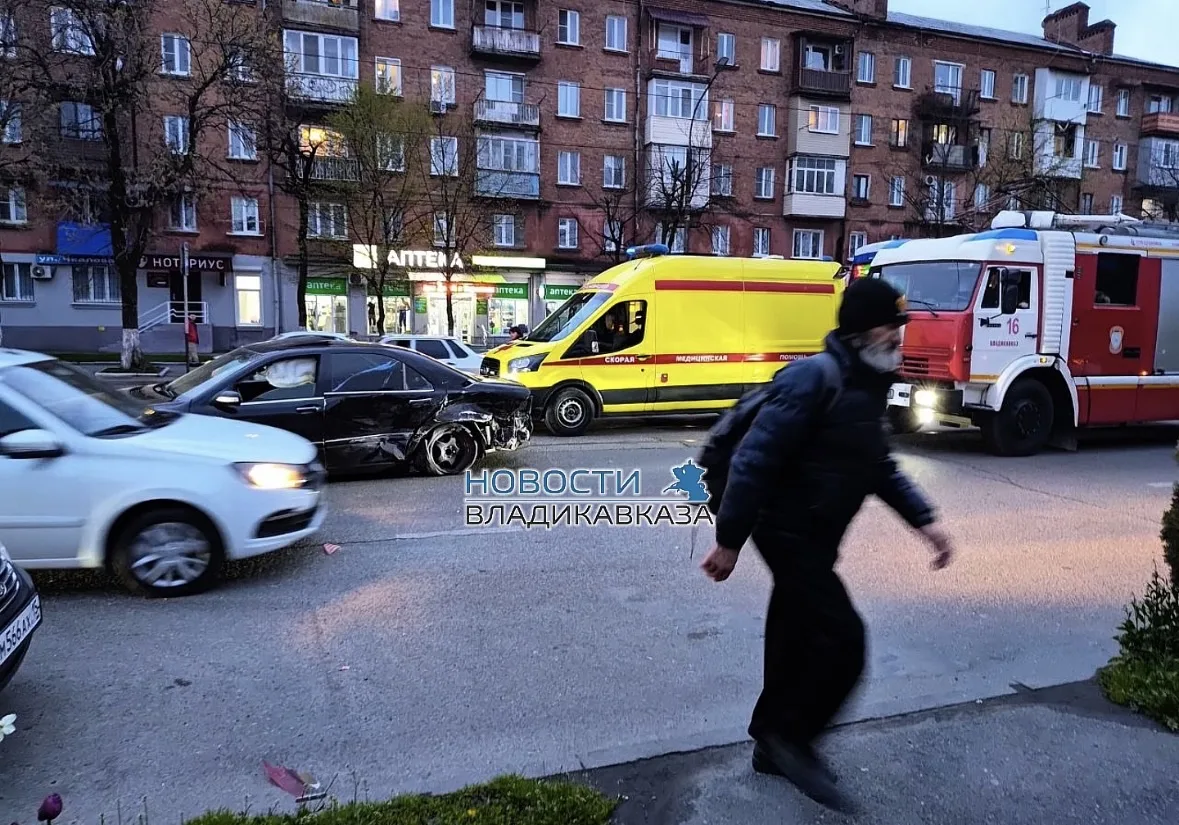 #нампишут У школы 11 на трамвайных путях кто-то сбил машину  @newsvladikavkaz