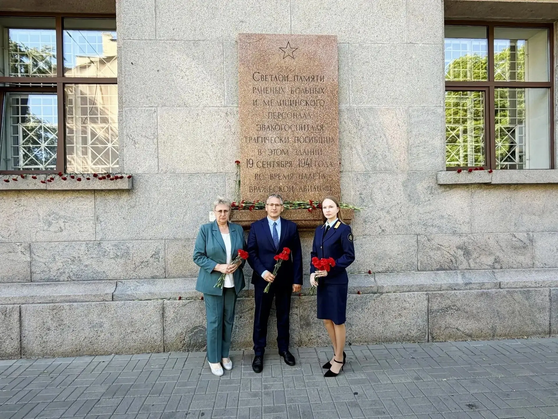 Памятное мероприятие возложения цветов к мемориальной доске

22 июня 1941 года началась Великая Отеч