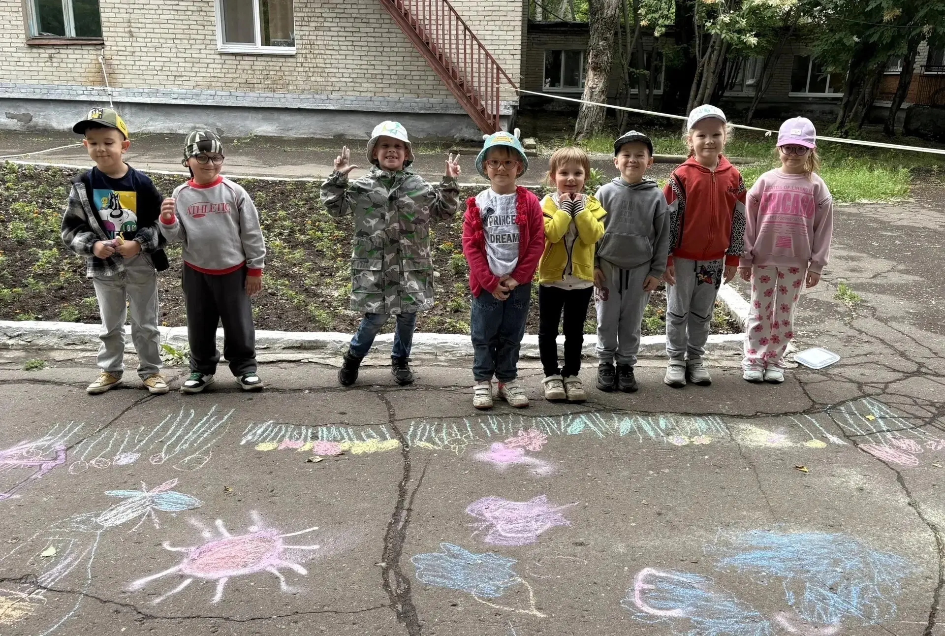 Мы рисуем мелом

🎨 🌈  Привет, дорогие друзья! Сегодня мы хотим поделиться с вами нашими яркими мом