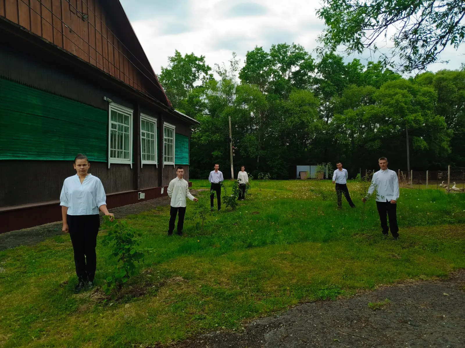🌳 «Сад памяти»: школьники посадили аллею в честь великих подвигов и в защиту природы!￼

В рамках ме