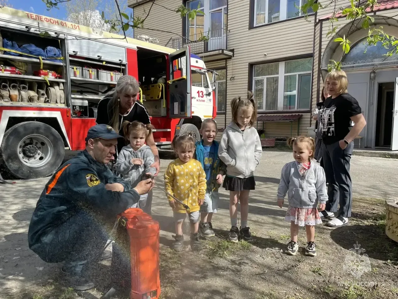 🔥Огнеборцы познакомили ребят с пожарным ремеслом  🚒 В гости к воспитанниками комплексного центра соц