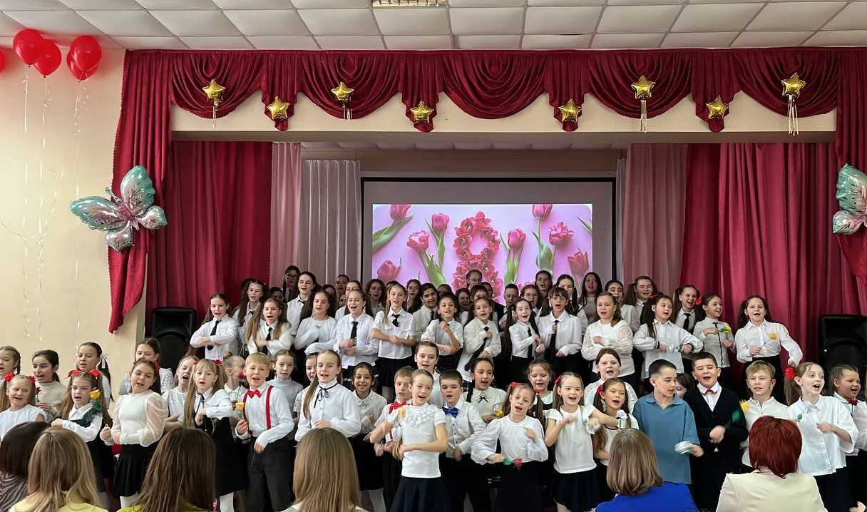 🌷Сегодня в нашей школе царила особая, праздничная атмосфера. Мы собрались вместе, чтобы поздравить н
