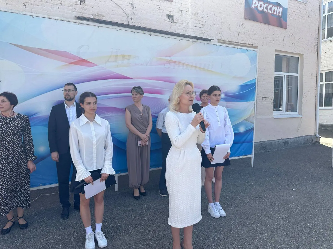 🏆 В МБОУ СОШ №1 прошла торжественная линейка «Ими гордится школа»  ✏️22 мая 2026 года в нашей школе 