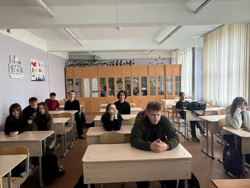 С Праздником весны и труда! А ещё — немного о важных профессиях  Дорогие ребята, учителя и родители!