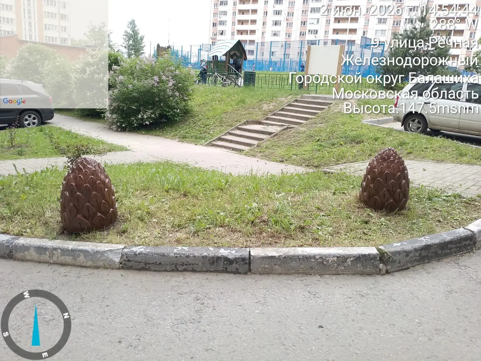 Провели покрасочные работы на придомовой территории по адресу улица Речная дом 9.