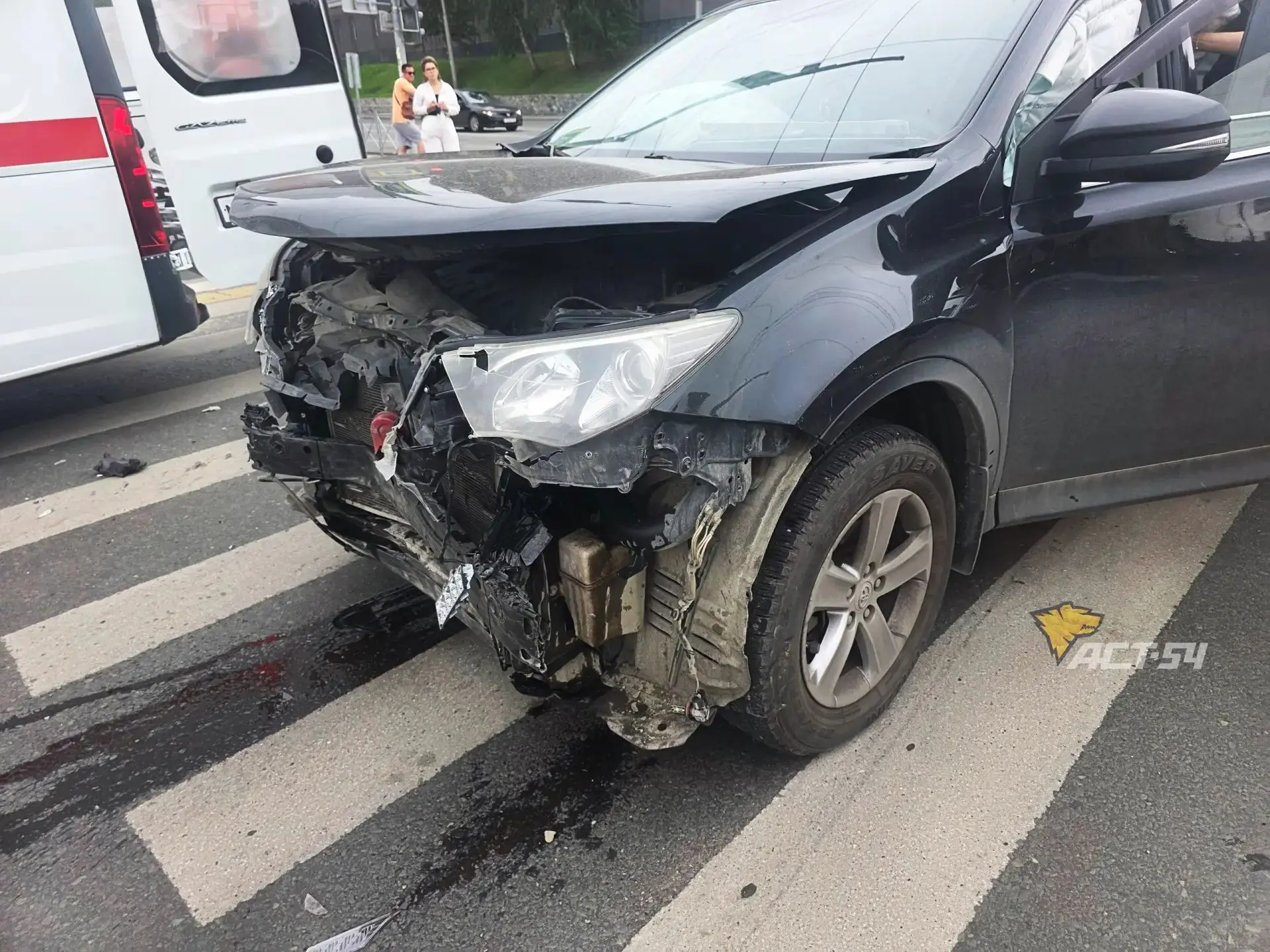 🚑 Обшивку передней двери сорвало у седана Toyota Belta после столкновения с кроссоверо...