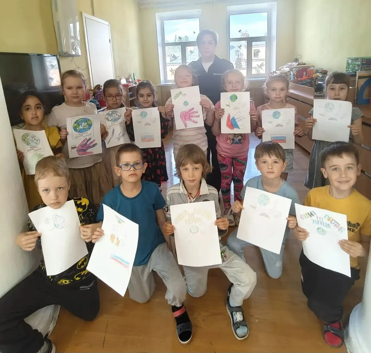 Представители пожарно-спасательного отряда провели в дошкольных учреждениях занятия по ...