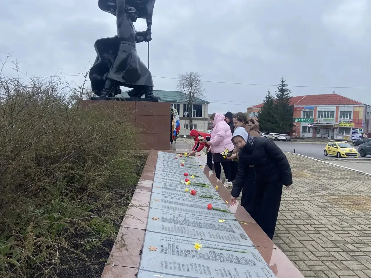 24 апреля ученики 9 «Б» и 6 «А» класса нашей школы присоединились к торжественному возл...