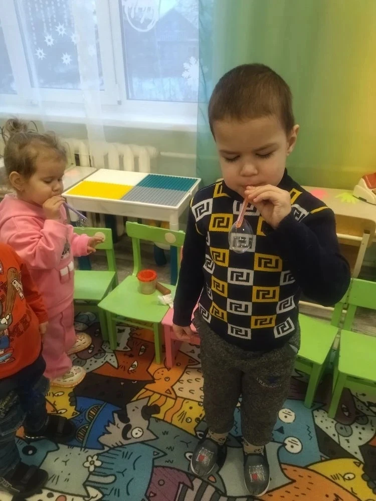 Несмотря на холода, младшая группа нашего детского сада продолжает радовать своих воспи...