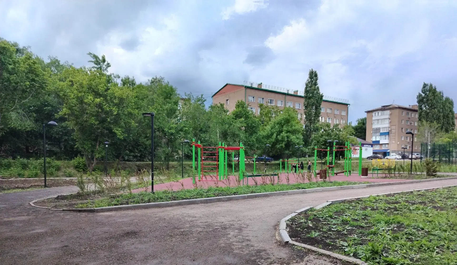 В Бугуруслане завершается благоустройство сквера «Комсомольский»