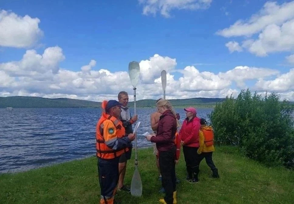 Когда говорят «спасатель на воде», многие представляют летний пляж, спасательный круг и лодку. Но на