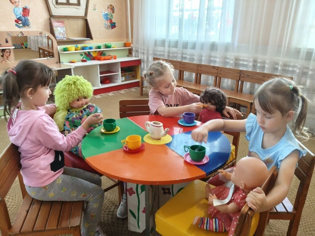 Кукла - это радость, кукла - это сказка,
Кукла - это детство, что вернётся вдруг.
С куклой очень дру