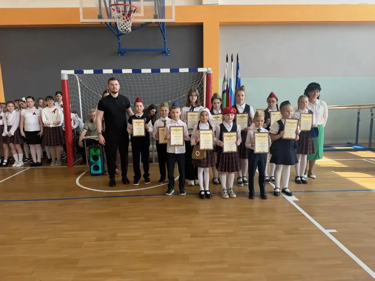 🎉 ДОРОГИЕ ДРУЗЬЯ! 🎉 Спешим поделиться радостной новостью: в нашей школе прошёл конкурс смотра строя 