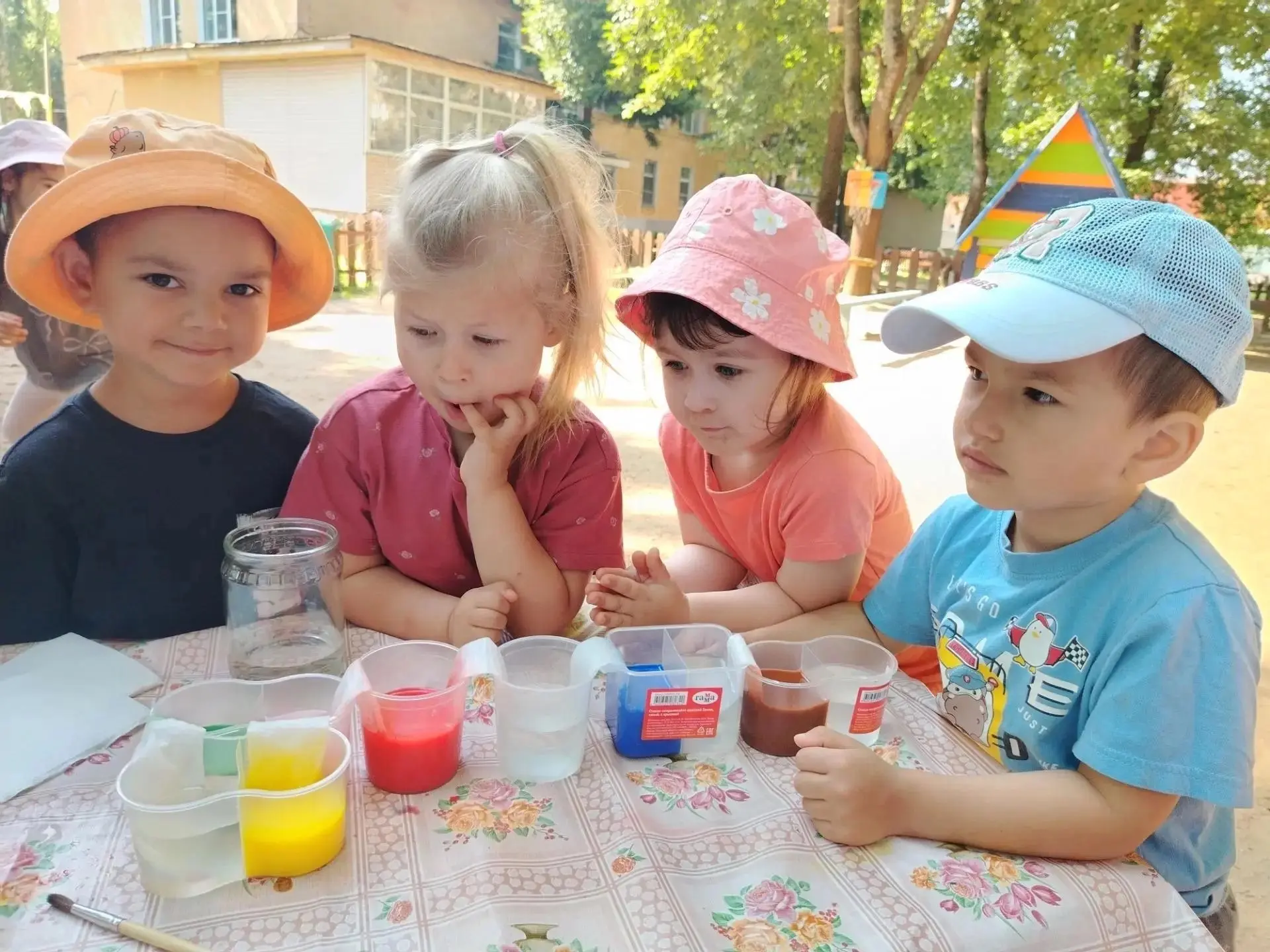 Эксперименты с водой на прогулке: магия цвета! 🌈💦
Сегодня мы с ребятами решили провести небольшое 
