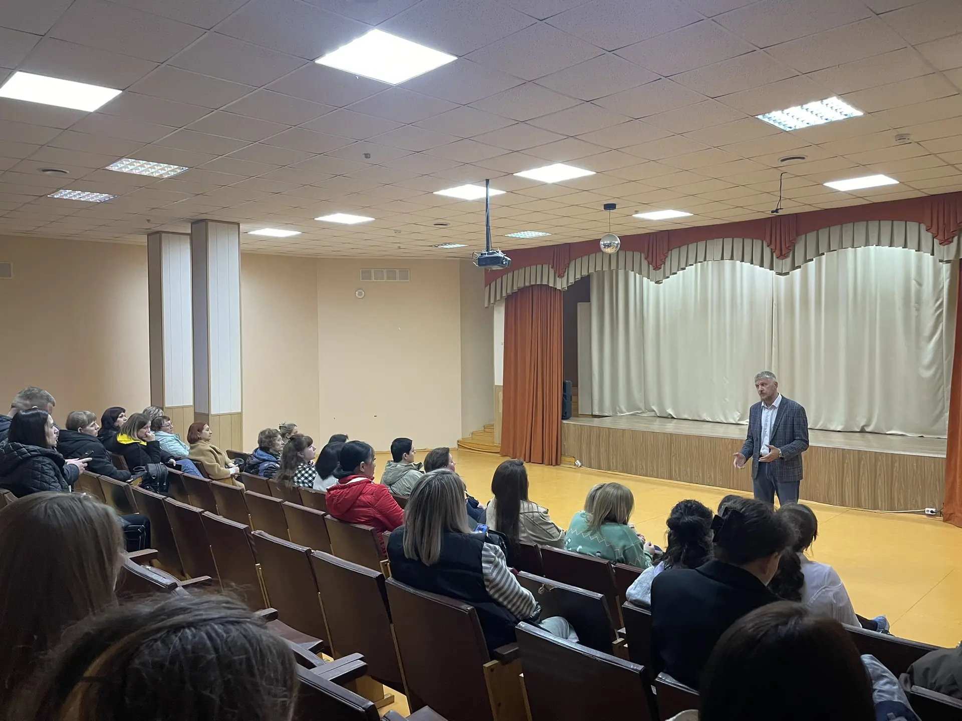 В нашей школе прошло важное и полезное мероприятие для родителей — встреча в рамках родительского вс