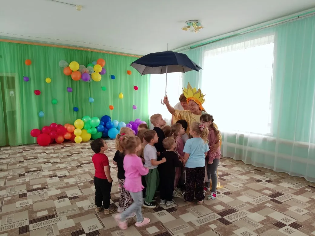 Задорно, с мыльными пузырями и весёлыми героями, с играми и эстафетами, со сладкими сюрпризами прошл
