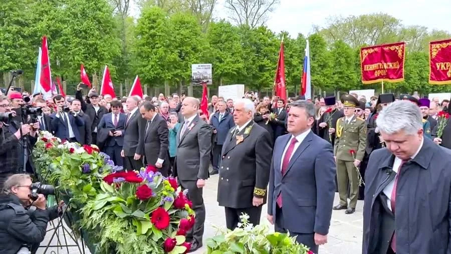 🌟Великая Победа - бессмертна!Германия помнит.  В Берлине жители возложили цветы к мемориалу Победы в