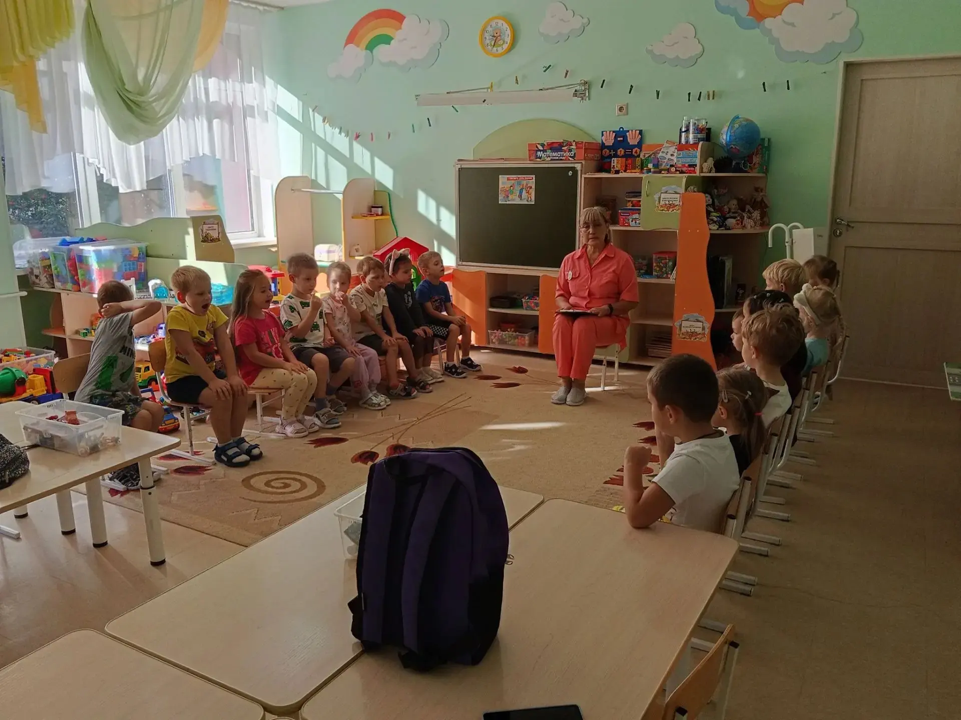 Сегодня, 1 сентября, наша группа "Светлячок" весело, шумно и дружно встретила День Знаний!
