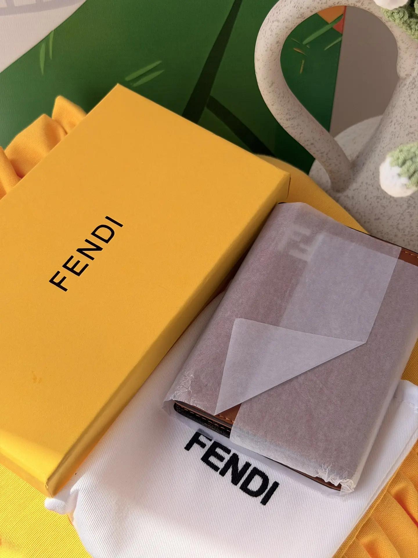 Обложка на паспорт с стиле Fendi 
Размеры: длина 10, высота 13.5см

Внутри на передней части обложки