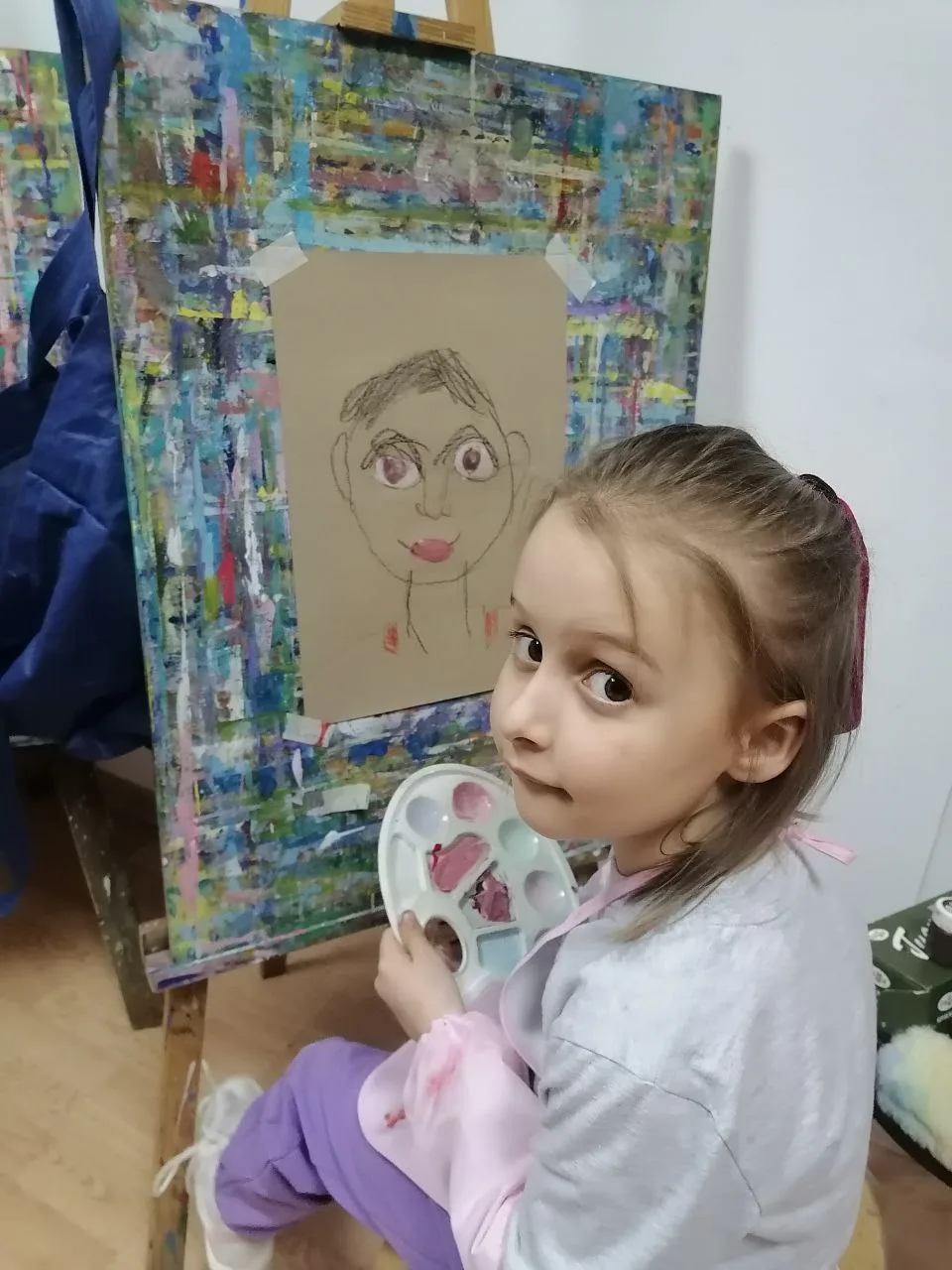 В праздничные дни на Никулинской ребята рисовали портреты пап и дедушек 😊.