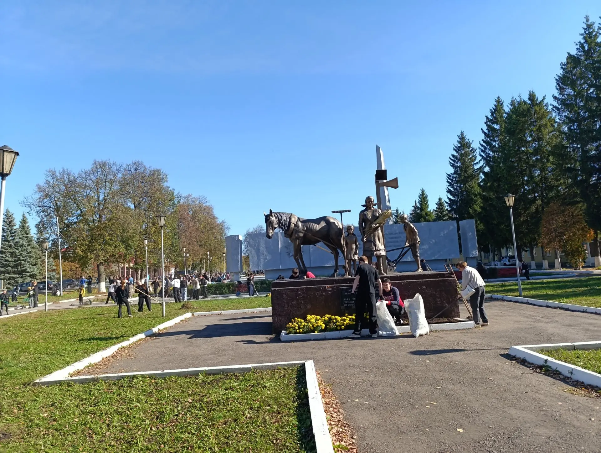 🍂Сегодня в центре села Верхнеяркеево прошел большой общественный субботник. Школьники ...