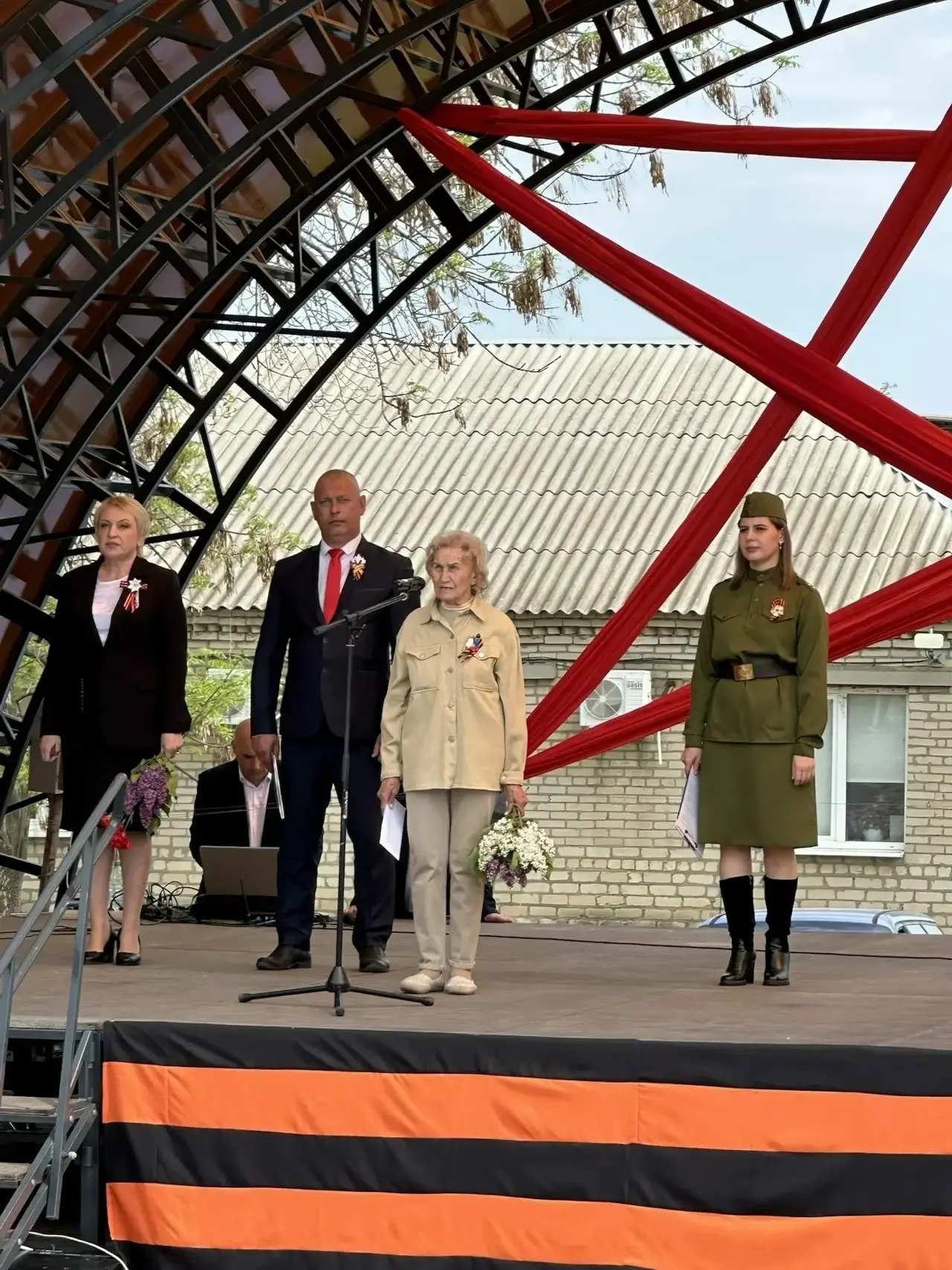 ✨ 9 мая в п. Синегорский прошла торжественная церемония возложения цветов « Мы помним тех, кто зажег