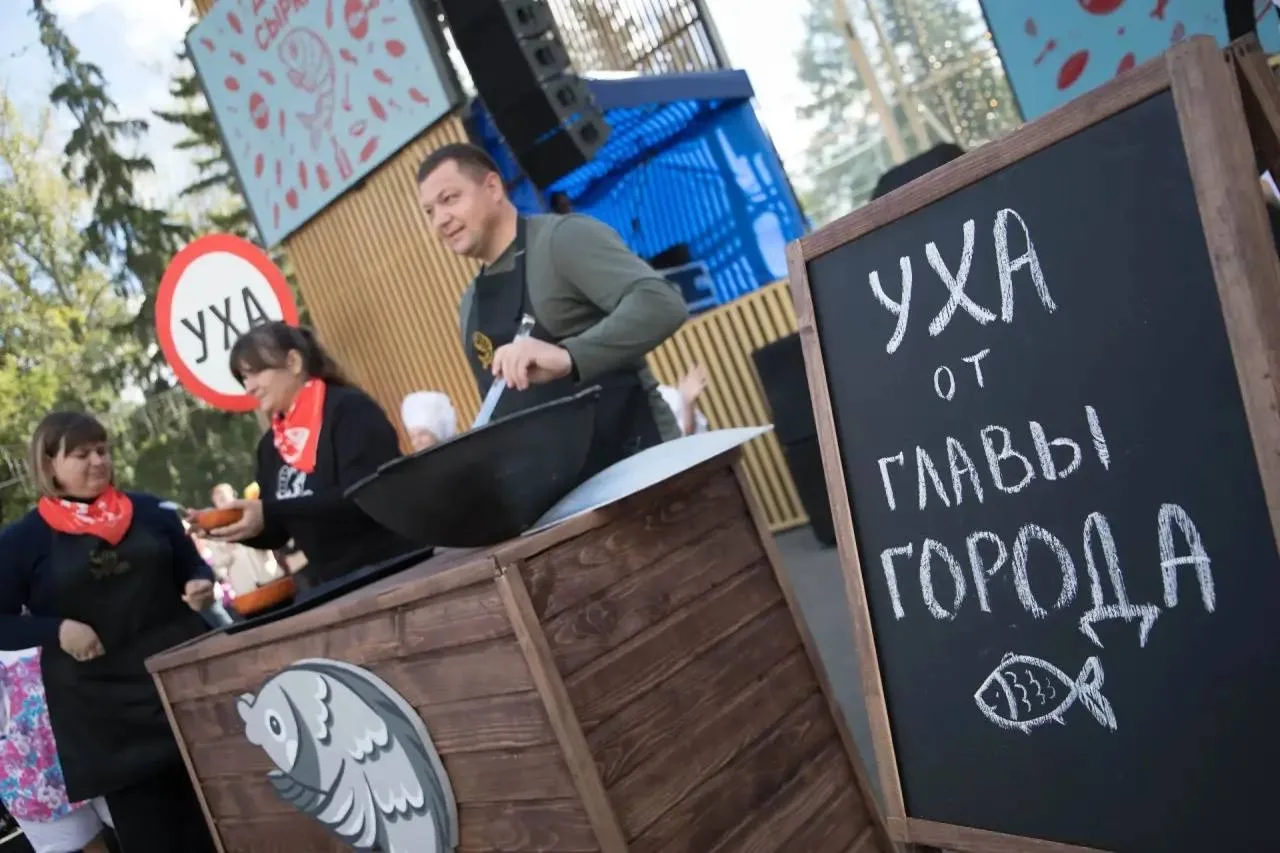Мэр Кургана Науменко накормил горожан ухой. Наваристый суп он разливал на гастрофестива...