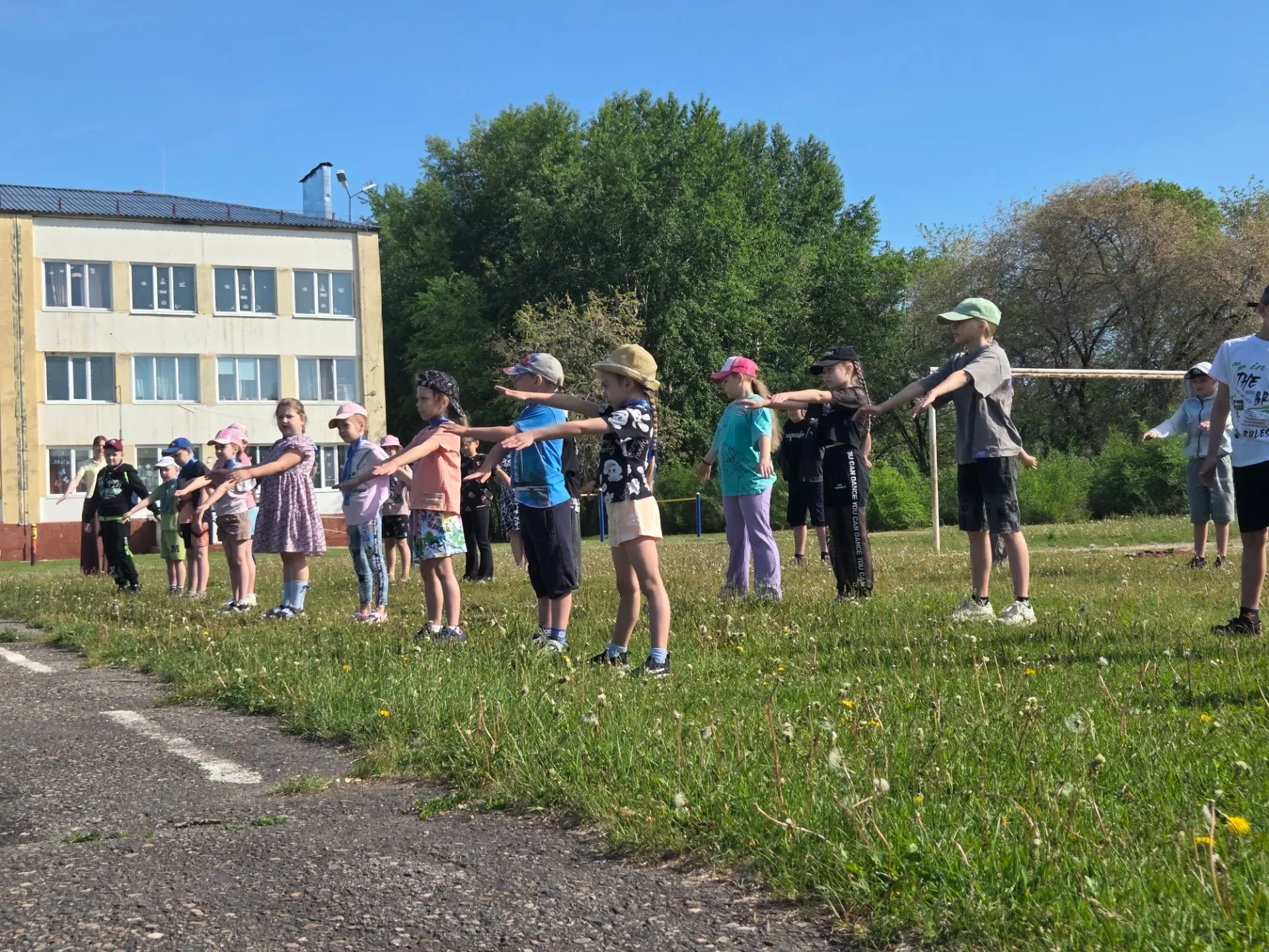 🎉 Ещё один яркий день в лагере «Патриоты России» позади! 🎉

День, как и положено, начался по тради