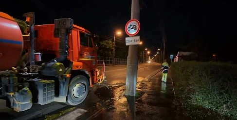 🔄В Энгельсе начали вручную мыть тротуары
Новая практика позволяет тщательнее очищать пешеходные зон