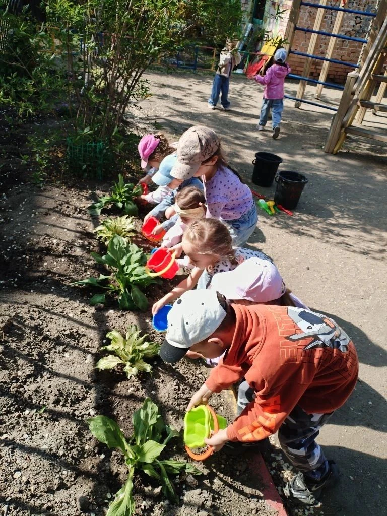🌿 Наши «Непоседы» — настоящие цветоводы и огородники! 🌿Все вместе наши ребята заботят...